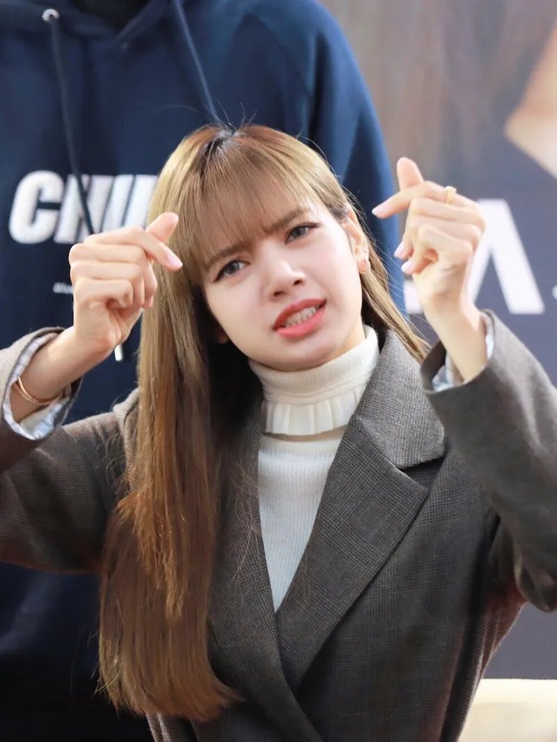 Blackpink lisa meme face thể hiện biểu cảm hài hước không thể cưỡng lại của Lisa.