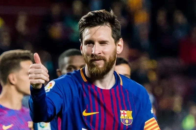 Messi meme ronaldo này thể hiện cuộc đua giữa hai huyền thoại bóng đá với biểu cảm vui nhộn.