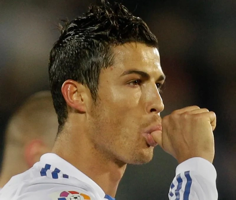 Ronaldo crying meme đầy cảm xúc với biểu cảm khó quên của CR7.