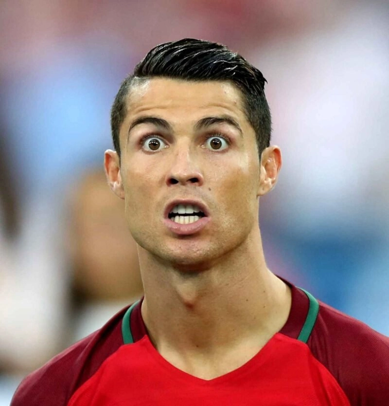 Ronaldo khóc meme hài hước và thú vị với khoảnh khắc đầy cảm xúc.