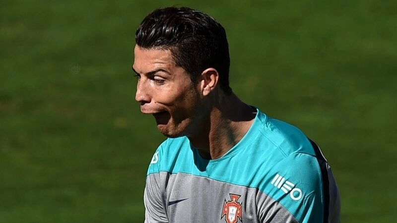 Cristiano Ronaldo meme hài hước và sáng tạo với phong cách riêng.