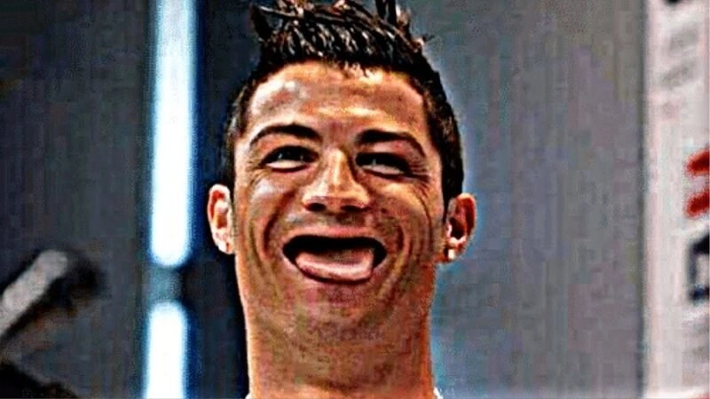 Meme Messi vs Ronaldo so sánh hài hước giữa hai huyền thoại bóng đá.