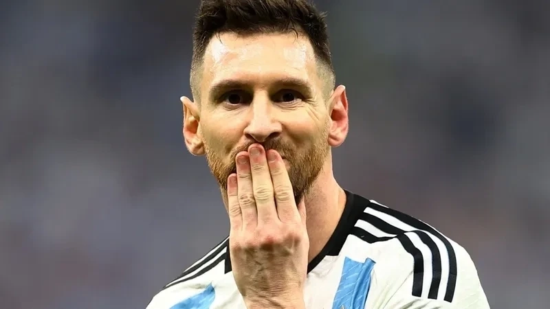 Messi referee meme này khiến bạn không thể nhịn cười với tình huống đáng yêu giữa Messi và trọng tài.