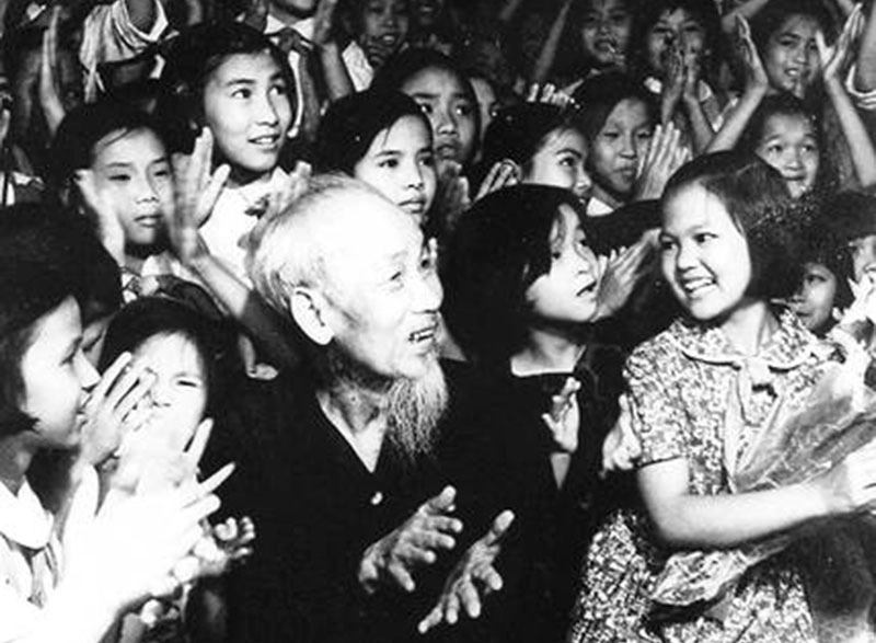 Ảnh bác hồ với thiếu nhi mang ý nghĩa sâu sắc tình thương