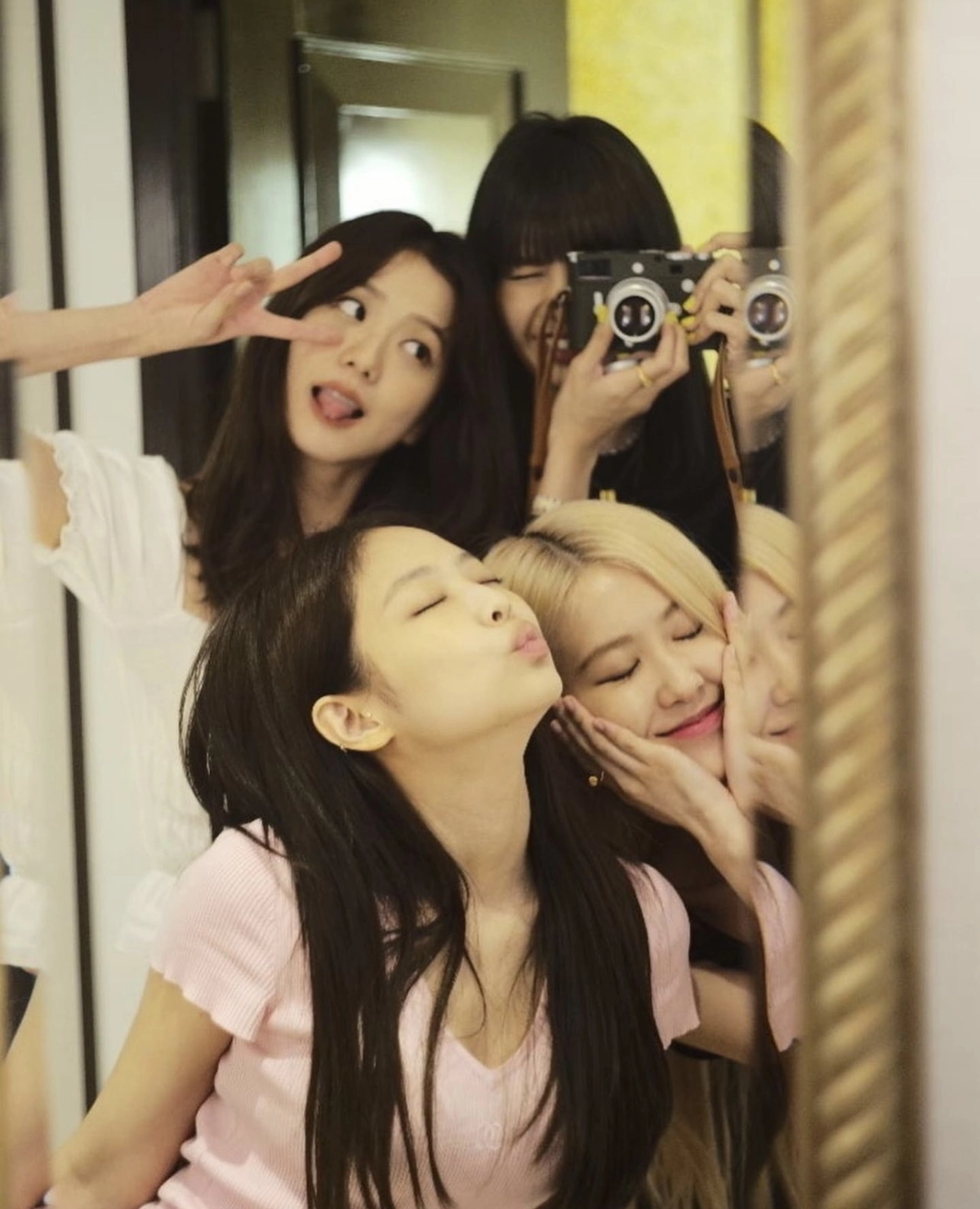Tất cả bốn thành viên trong ảnh 4 người blackpink