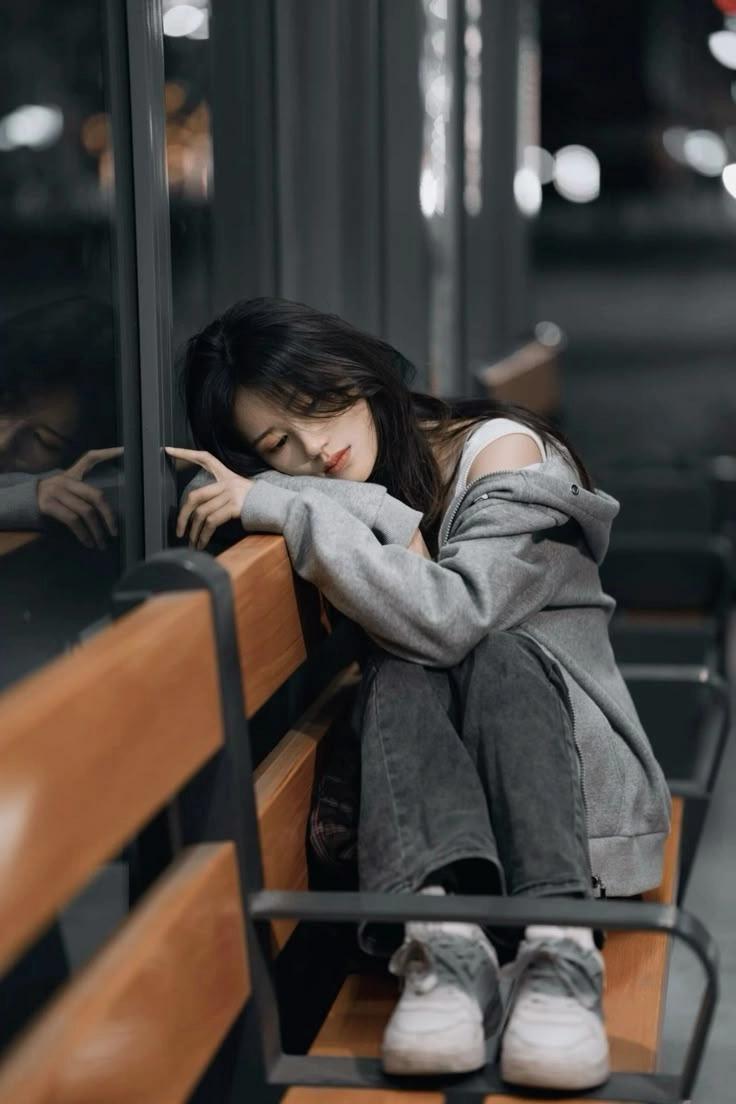 Tìm vẻ đẹp lặng lẽ trong hình ảnh buồn đẹp nữ