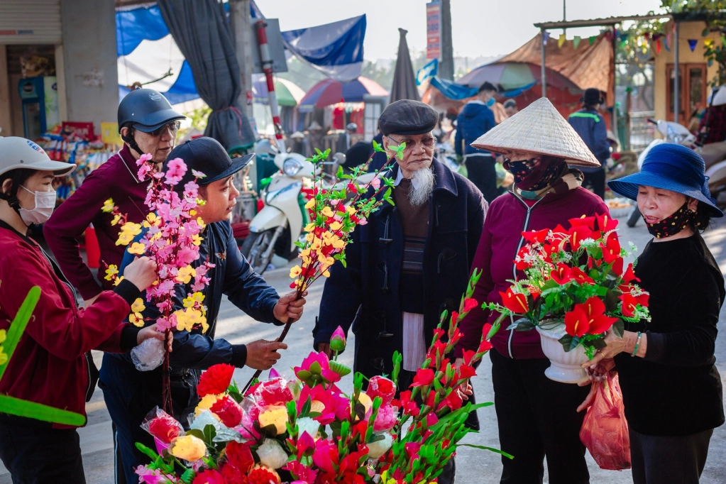 Yêu thương giản dị từ ảnh chợ tết quê
