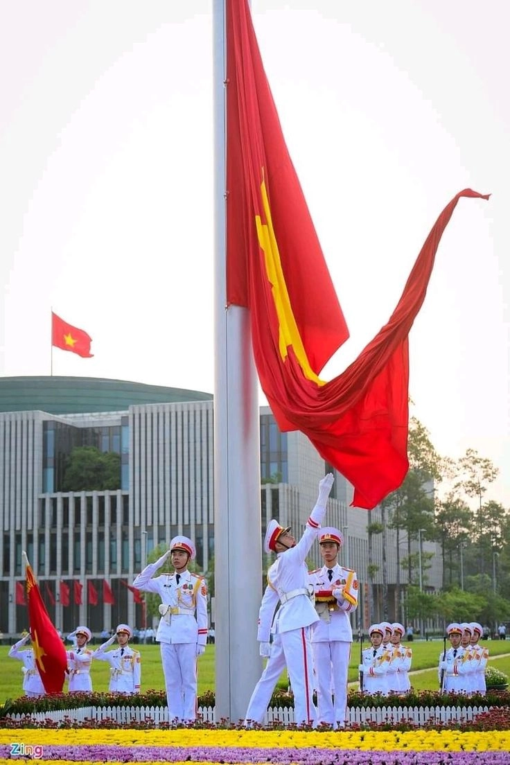 hình ảnh lá cờ nước việt nam khiến người xa quê xúc động