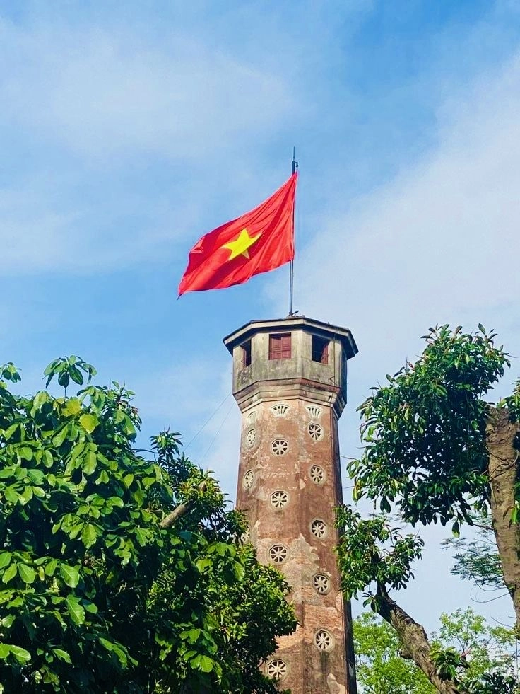 hình ảnh lá cờ tổ quốc việt nam khơi dậy lòng yêu nước