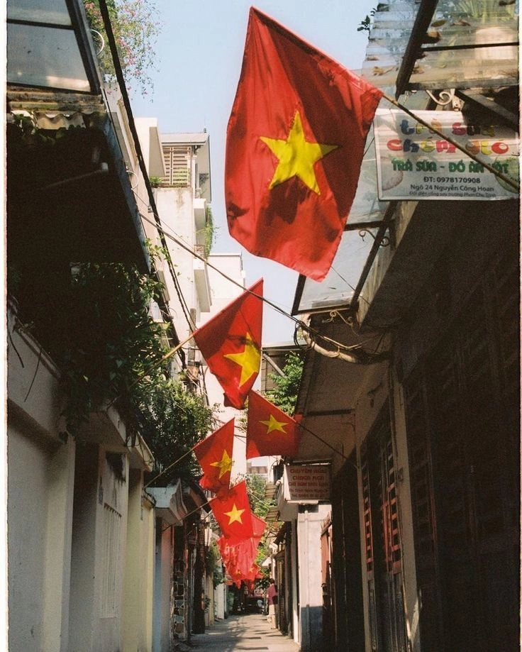 hình ảnh của lá cờ việt nam gợi nhớ những trang sử oanh liệt