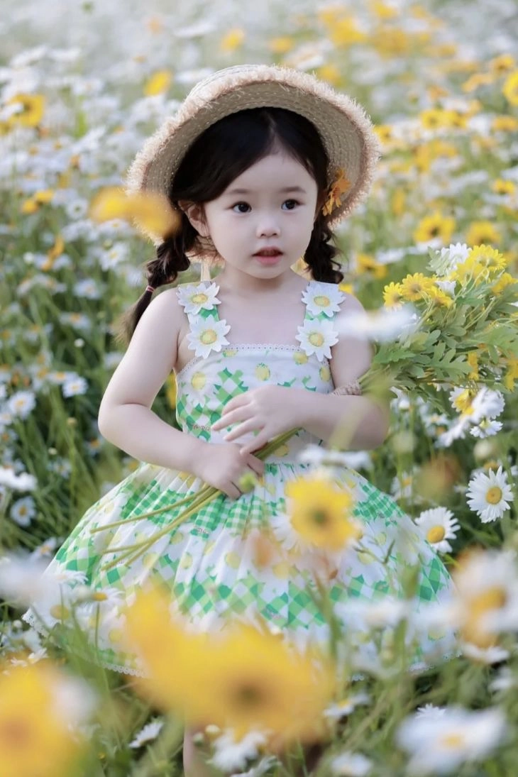 Chọn bộ ảnh em bé gái dễ thương làm hình nền tươi sáng