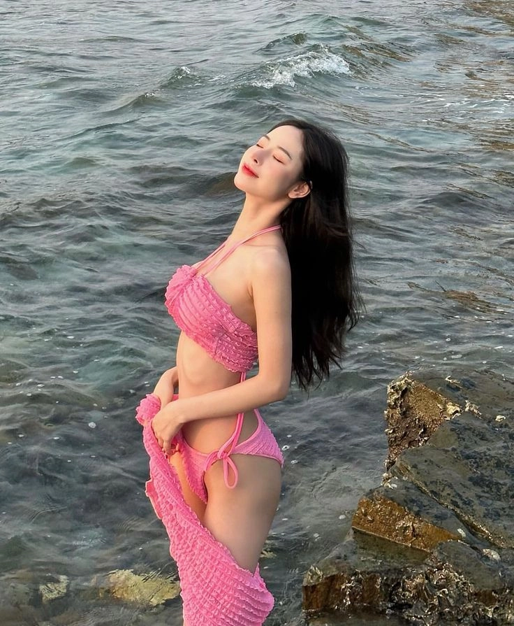 Thư giãn cùng gái mặc bikini sexy khoe đường cong đẹp