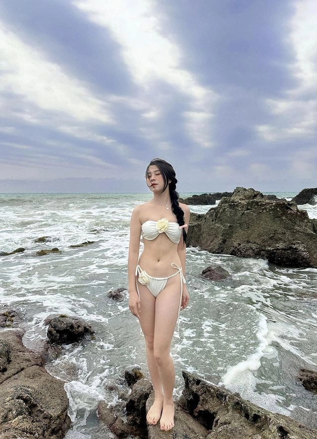 Ngắm ngay gái xinh sexy bikini chuẩn phong cách hè