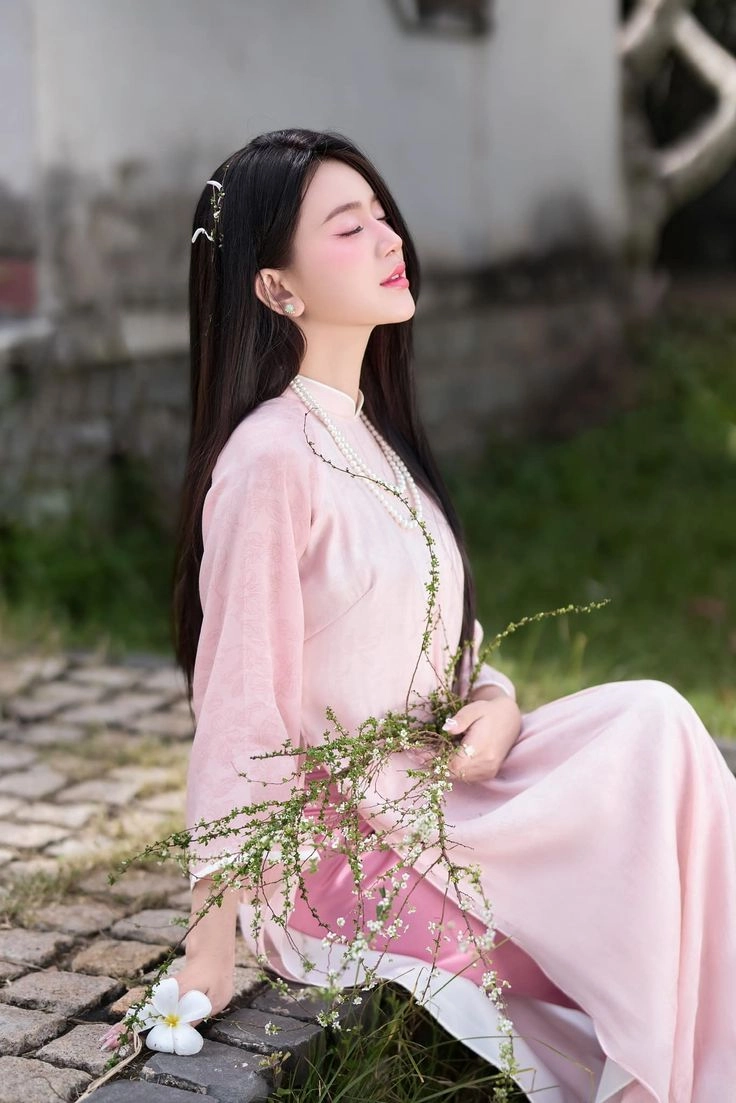 hình ảnh cô gái việt nam e ấp dịu dàng trong tà áo dài