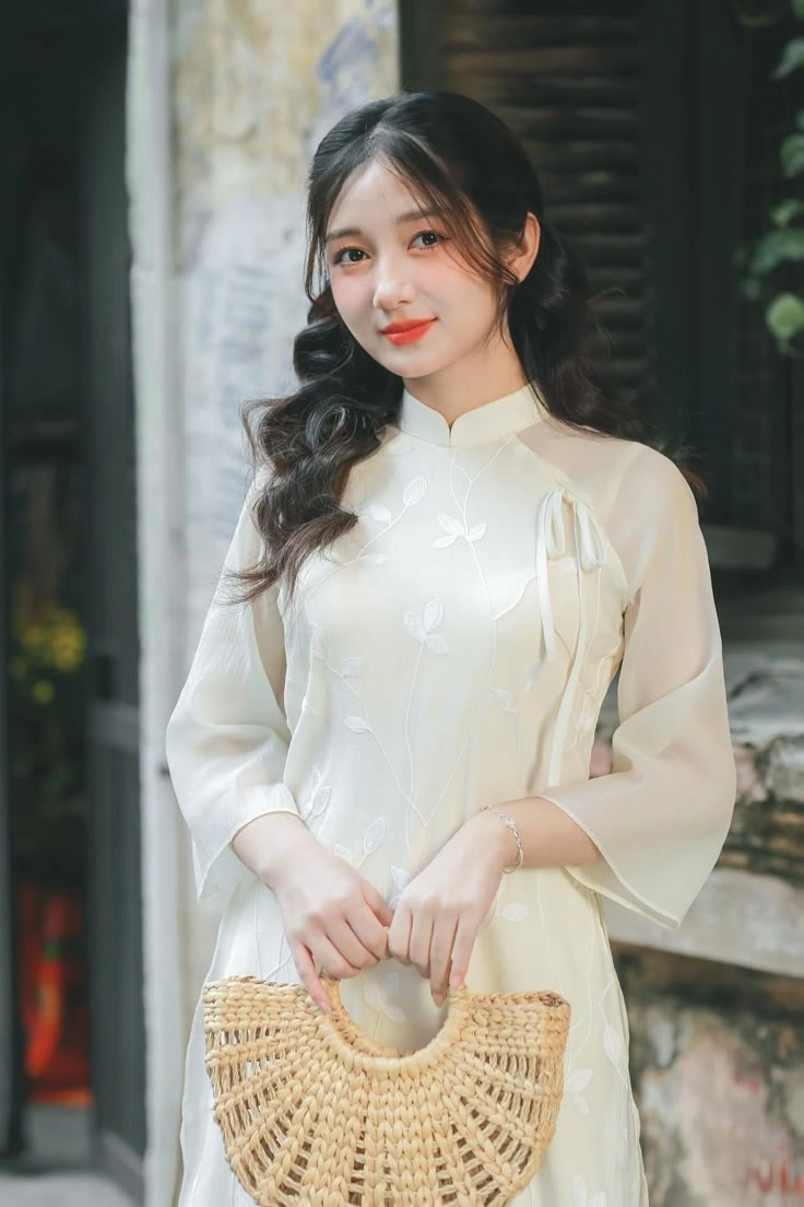 ảnh cô gái việt nam duyên dáng trong nụ cười nhẹ