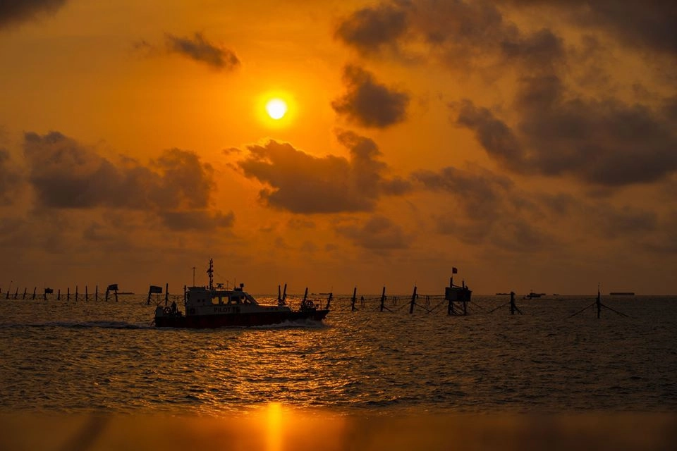 Thả hồn vào hình ảnh hoàng hôn trên biển