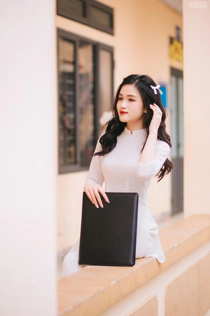hình ảnh áo dài nữ sinh mang phong cách trong sáng dịu dàng