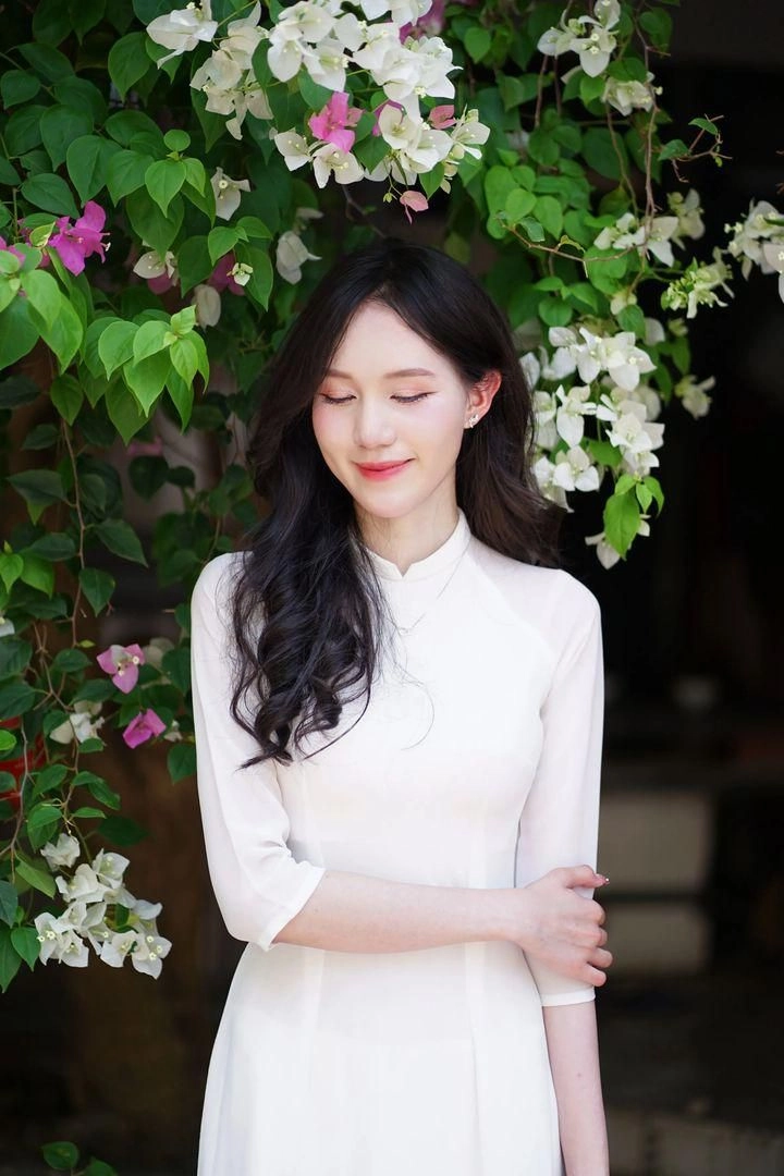 ảnh nữ mặc áo dài đẹp dịu dàng trong nắng nhẹ đầu thu