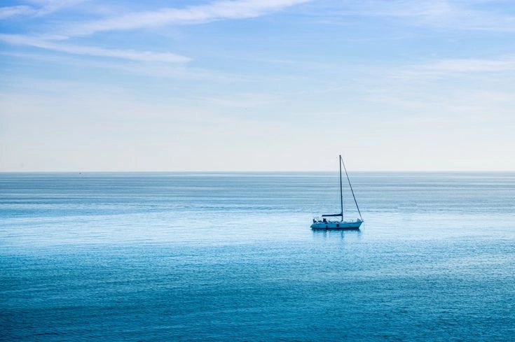 Biển cả bao la mênh mông ảnh con thuyền ra khơi