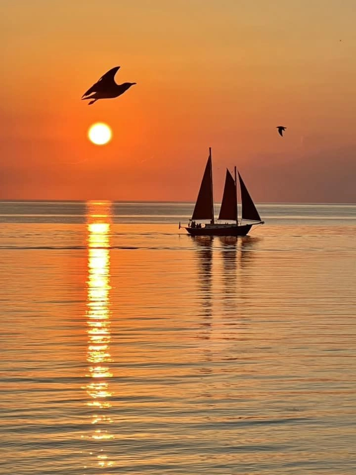 Huyền bí giữa trời nước ảnh thuyền trên biển