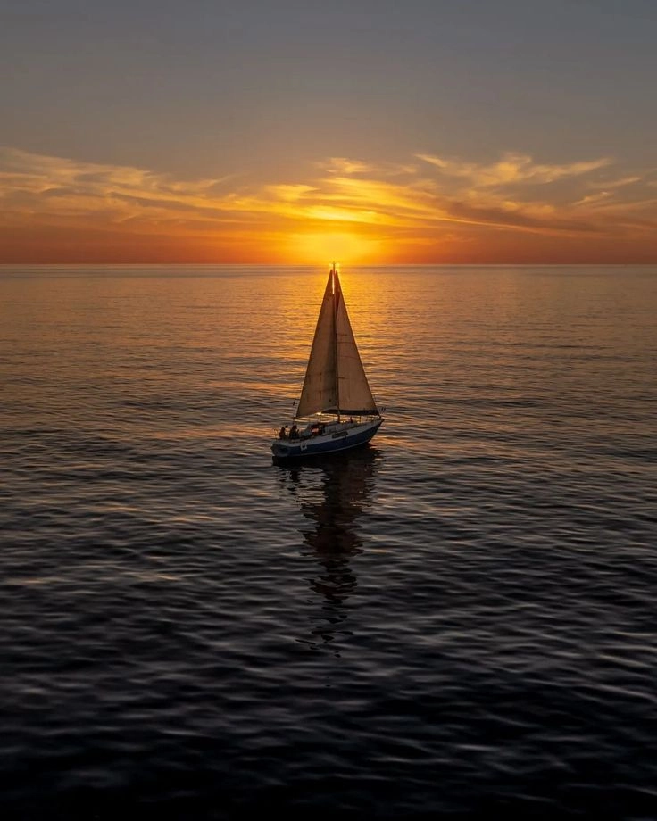 Sóng và thuyền hòa quyện ảnh biển và thuyền