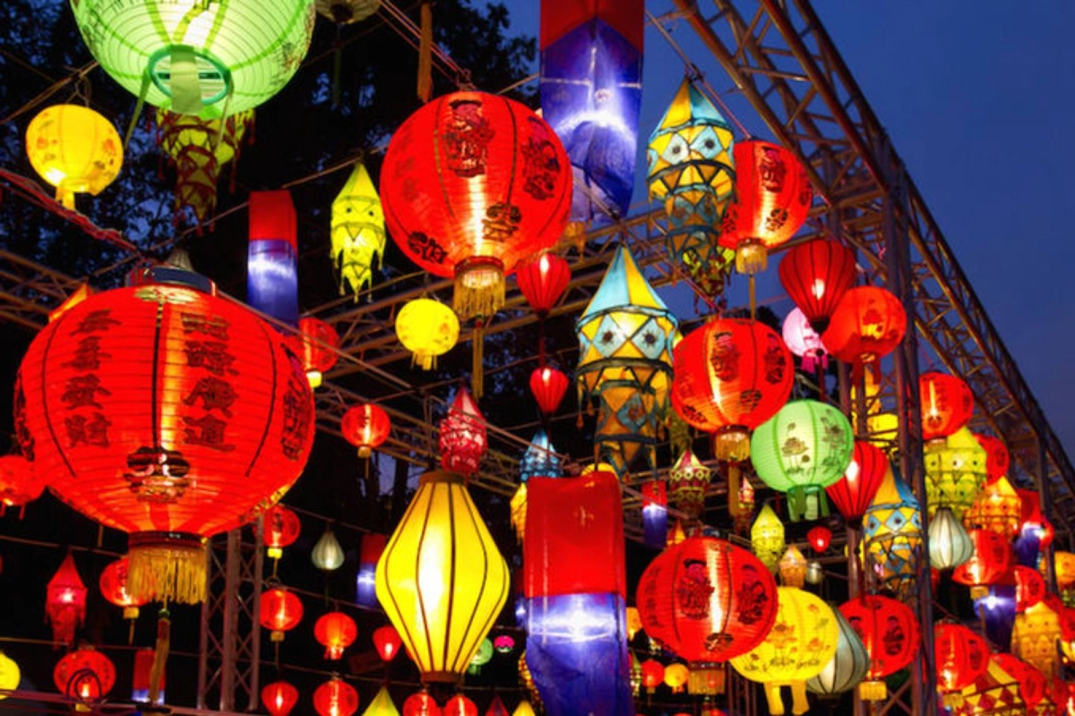 hình ảnh về đêm trung thu phản chiếu nụ cười hồn nhiên trẻ nhỏ