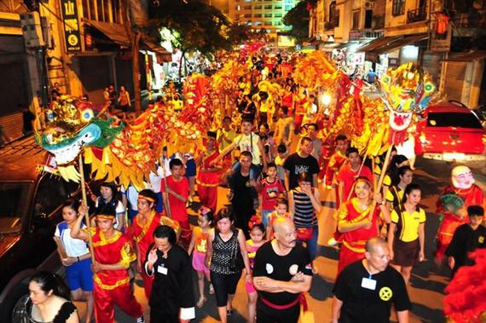 hình ảnh tết trung thu đoàn viên nơi cả nhà quây quần bên mâm cỗ