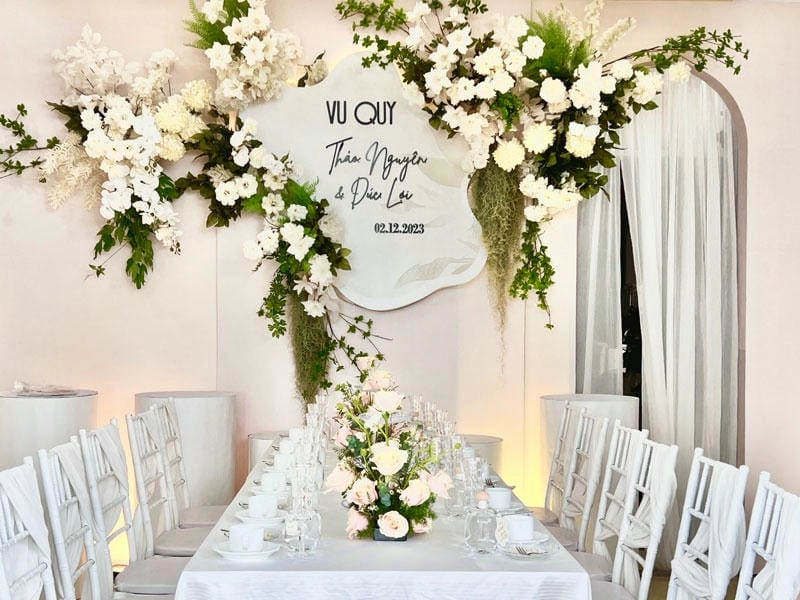 Ý tưởng bàn thờ gia tiên cưới ấm cúng và trang nhã