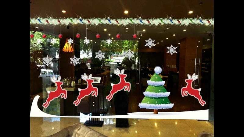 Khám phá mẫu trang trí noel cửa kính đẹp cho mùa lễ hội năm nay