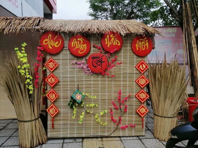 Bí kíp trang trí Tết với mành tre đơn giản