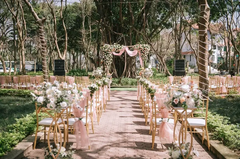 Đẹp mắt với trang trí tiệc ngoài trời đơn giản