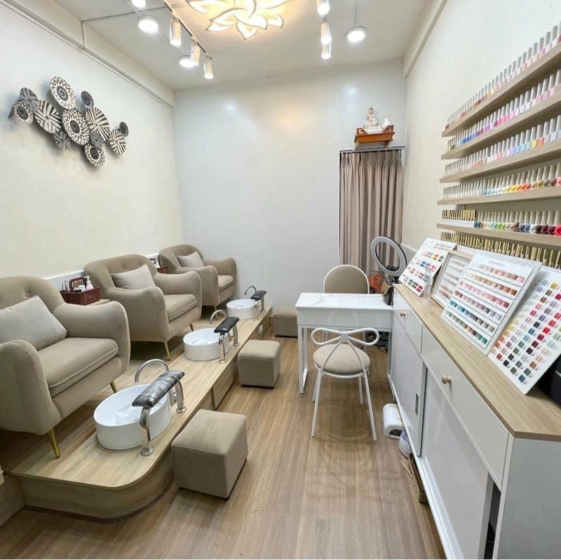 Bố trí kệ trang trí tiệm nail tiện lợi và thẩm mỹ cao