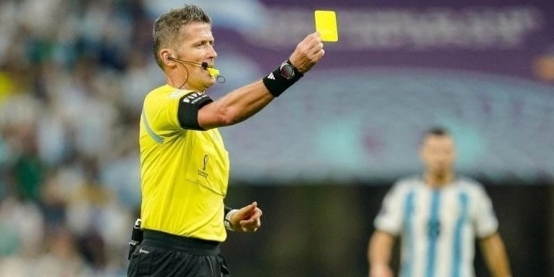 Xem xét lối chơi đội bóng ảnh hưởng đến thẻ phạt ra sao