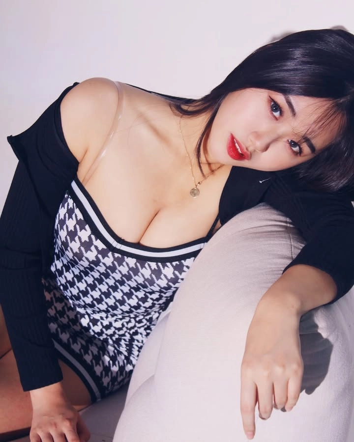 ShaVit Khan mông tròn căng nóng bỏng kích thích