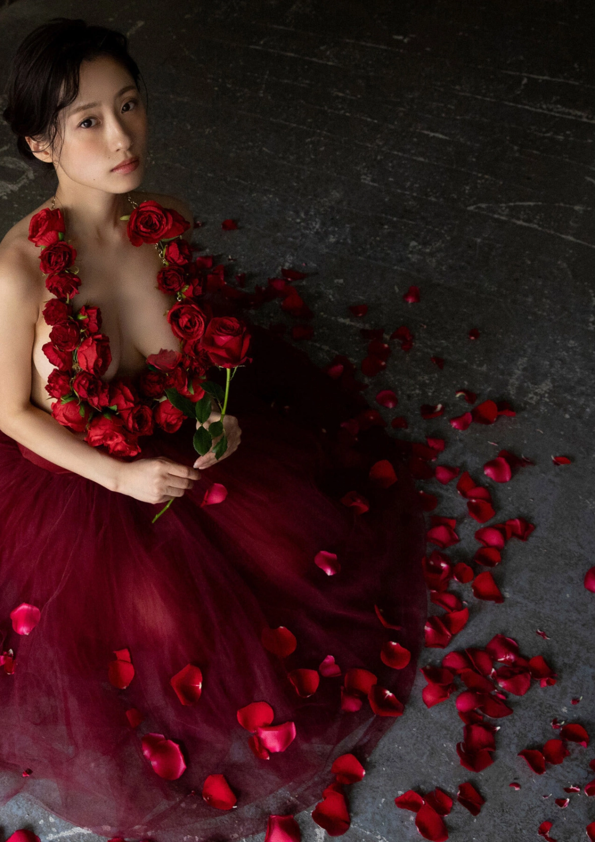 Ayano Sumita quay lưng cong cháy nóng bỏng cuốn hút