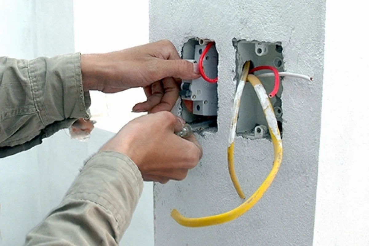Hướng dẫn sửa phích cắm điện bị hỏng nhanh chóng và an toàn tại nhà năm 2026