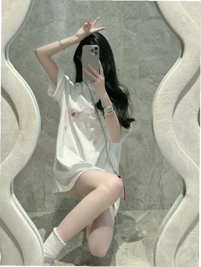Ảnh cô gái xinh selfie trước gương, dùng điện thoại che mặt