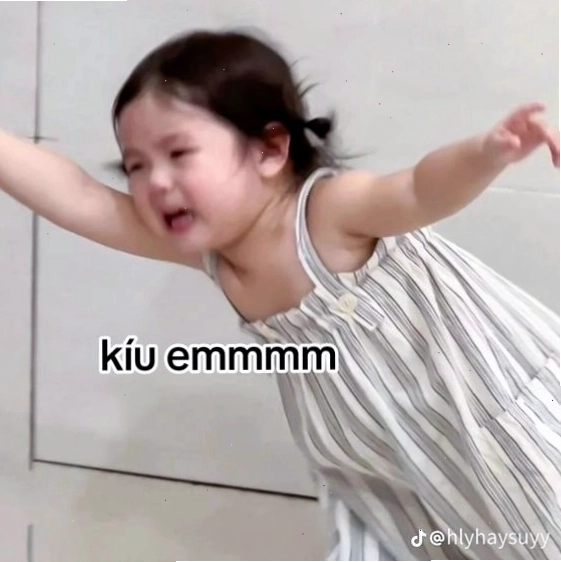 Ảnh đại diện meme em bé dễ thương với đôi mắt to tròn