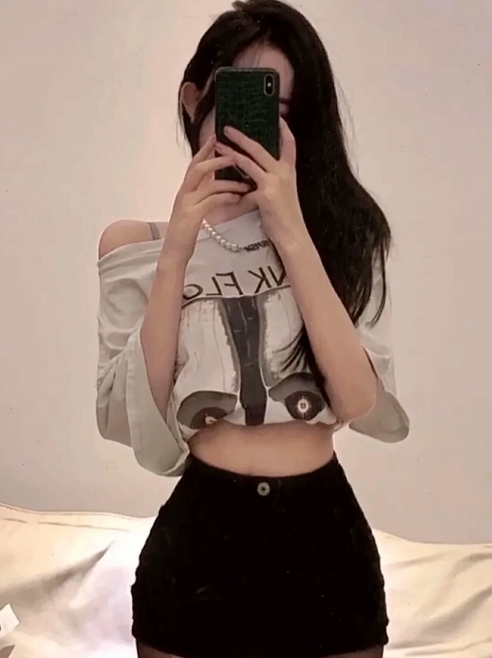 Ảnh gái xinh che mặt bằng điện thoại biểu cảm ngầu