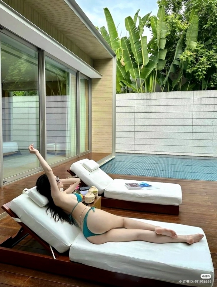 Ảnh gái xinh chụp dáng cute tự nhiên trong trang phục đời thường
