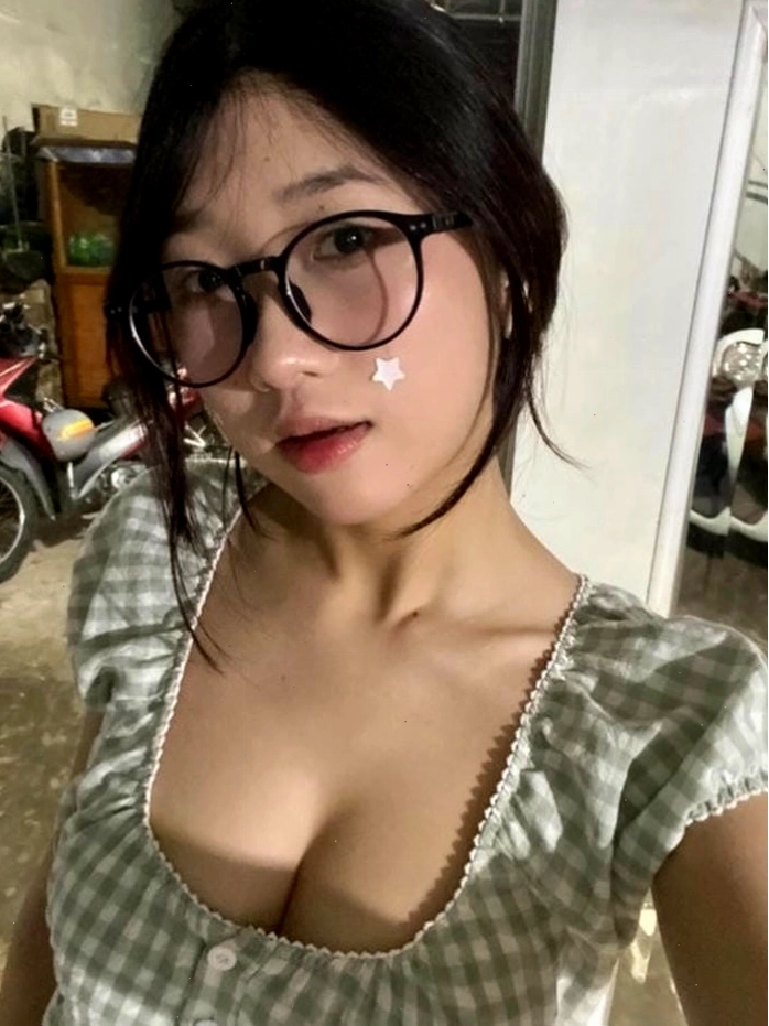 Ảnh gái xinh cute cười nhẹ nhàng khi đeo kính