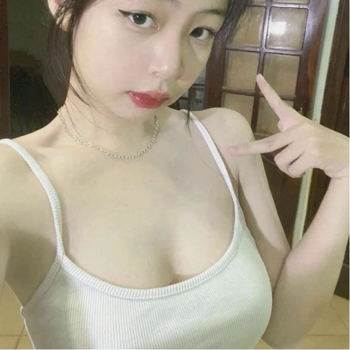 Ảnh gái xinh cute khoe làn da trắng mịn màng với nụ cười tươi