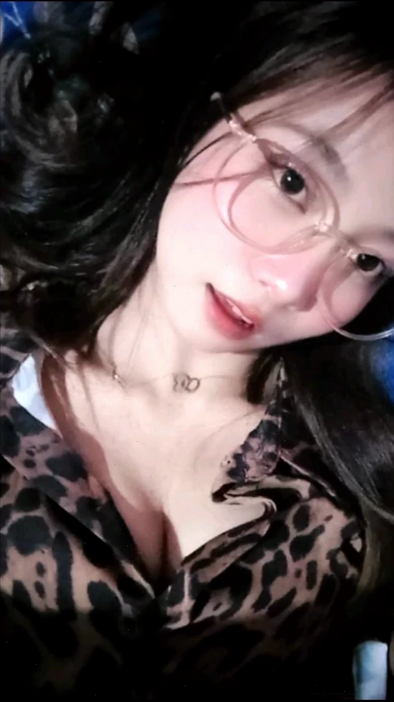 Ảnh gái xinh đeo kính đẹp tự nhiên, không chút gượng ép