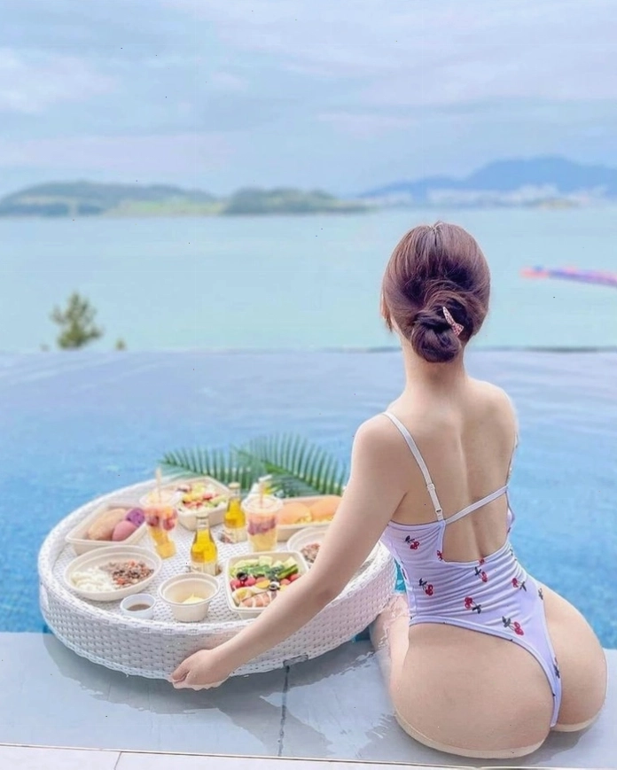 Ảnh gái xinh khoe dáng cong quyến rũ với vòng ba đầy đặn