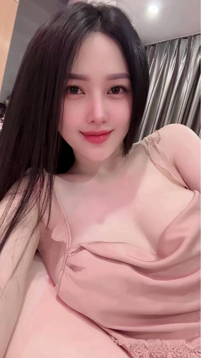 Ảnh gái xinh khoe ngực với phong cách quyến rũ