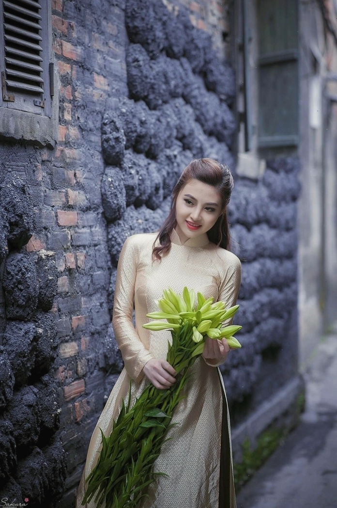 Ảnh gái xinh mặc áo dài duyên dáng trong không gian cổ điển