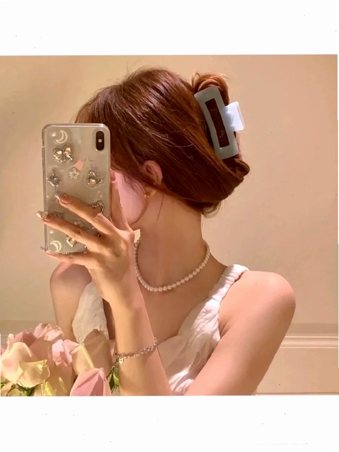 Ảnh gái xinh với phong thái cuốn hút khi che mặt bằng điện thoại