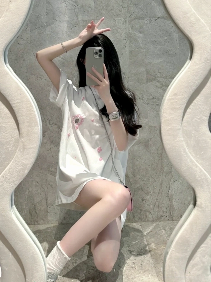 Ảnh girl xinh che mặt bằng điện thoại trước gương