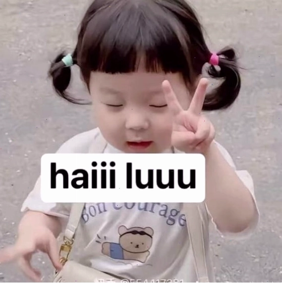 Ảnh meme em bé có chữ với tông màu tươi sáng