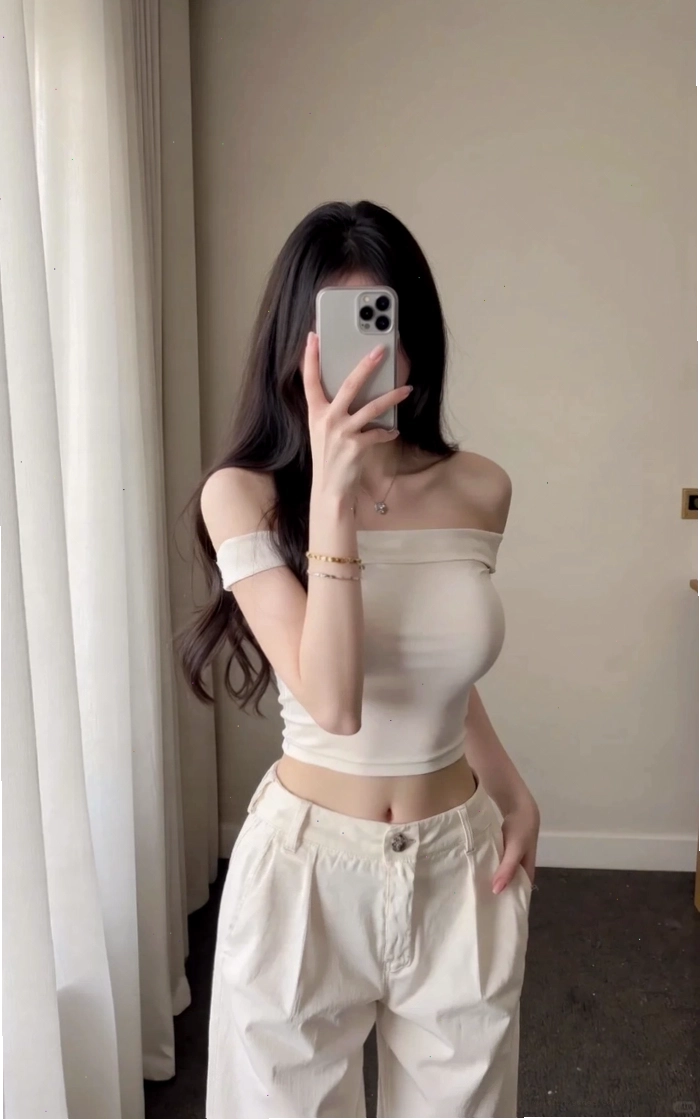 Ảnh selfie cô gái xinh che mặt bằng điện thoại